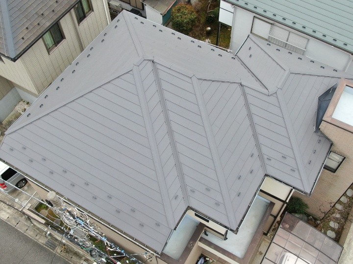スレート屋根へスーパーガルテクトを用いた屋根カバー工法を施工