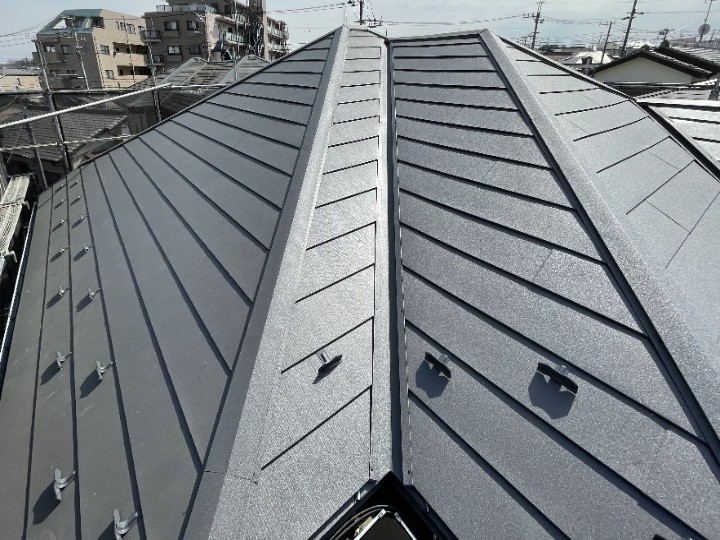 強風被害で破損したスレート屋根へスーパーガルテクトを用いた屋根カバー工法を行い美観と耐久性を回復