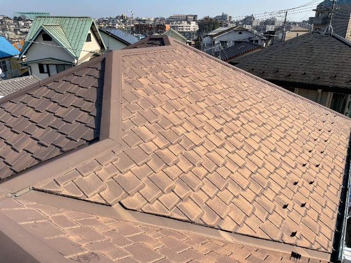 寄棟形状のスレート屋根全体を確認