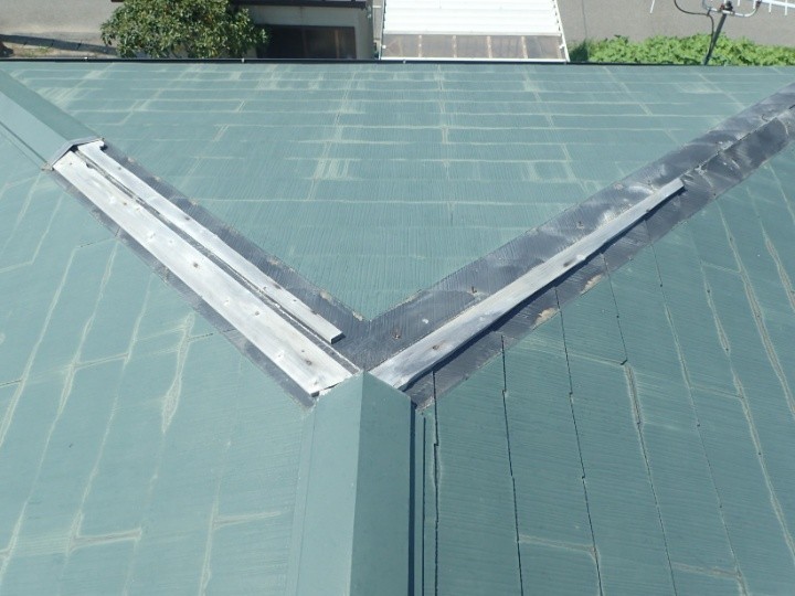 隅棟の棟板金が欠損し、下地が露出