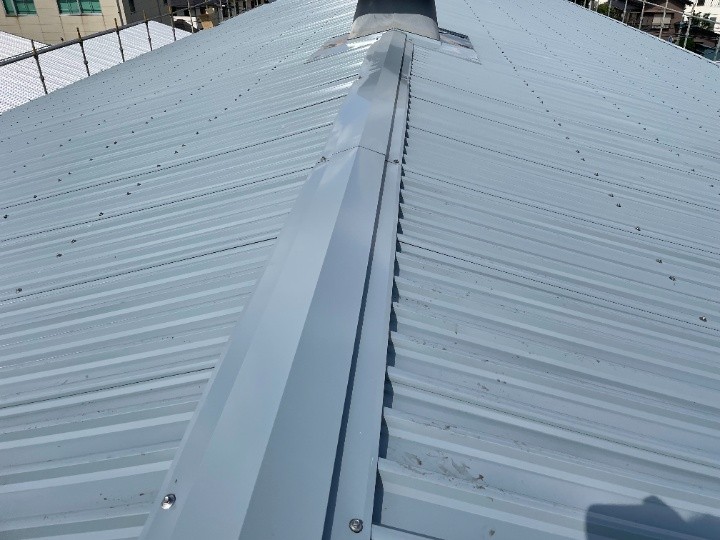 棟板金の設置で屋根面の切り替わりを雨仕舞