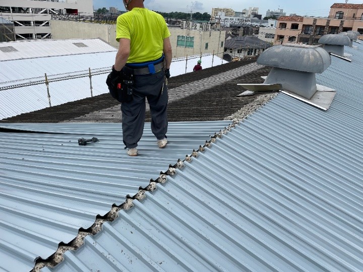 屋根カバー材の敷設で長尺屋根を一体化