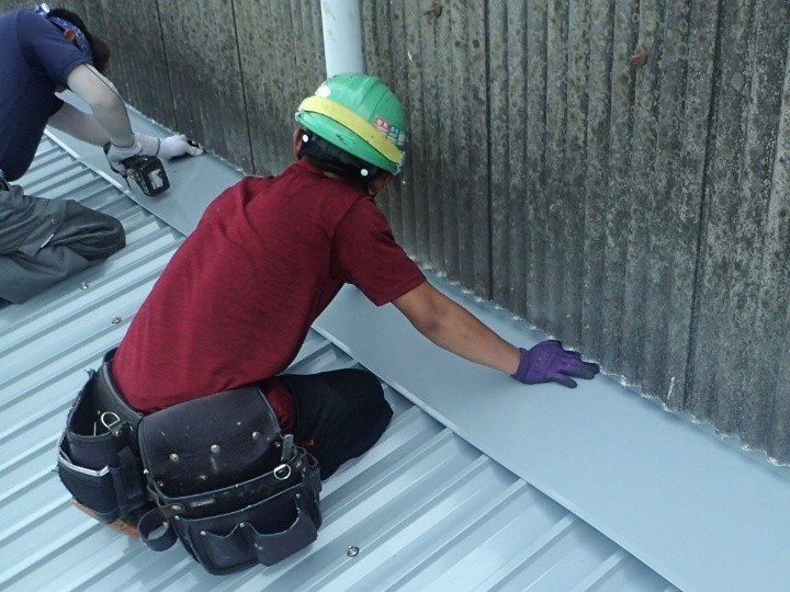 雨押え板金の取り付けで、壁からの伝い水をガード