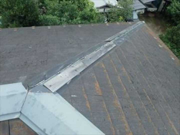 棟板金交換工事前の屋根
