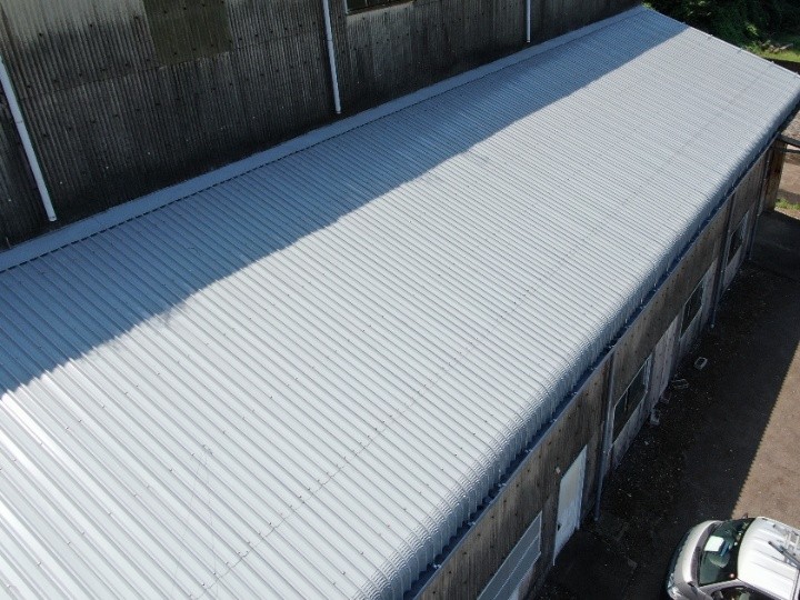 倉庫にて雨漏りした大波スレートをリフレアルーフⅡによる屋根カバー工事を行い防水改修