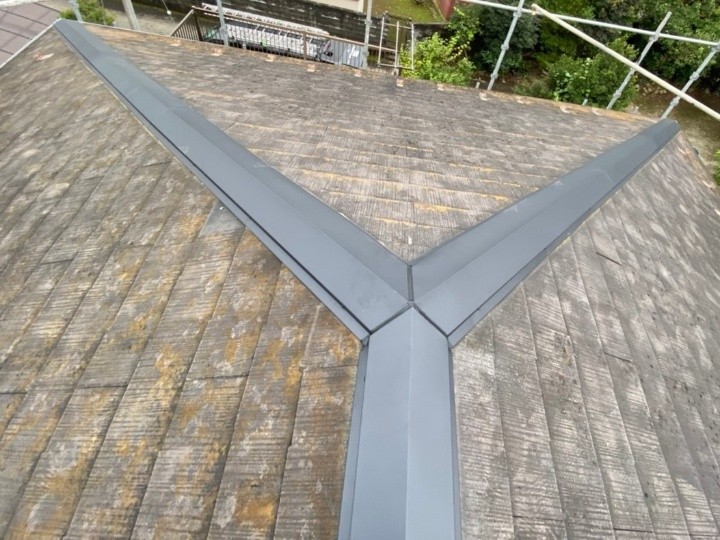 台風で欠損した棟板金をタフモック貫板とガルバリウム鋼板による復旧工事を行い固定力を回復