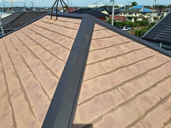浮いた棟板金に樹脂製貫板を採用した棟板金交換工事で再発防止したお住まい
