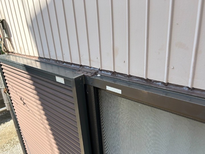 1F窓サッシ雨漏りをシーリング打ち替え工事（変性シリコン）で防水対策