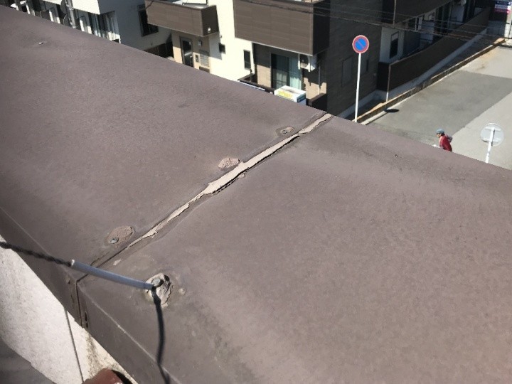 笠木の継ぎ目に残るシーリング劣化と浮き