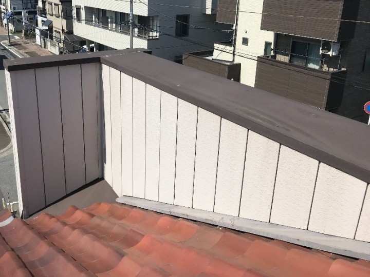 パラペット上部にある笠木の全体状況