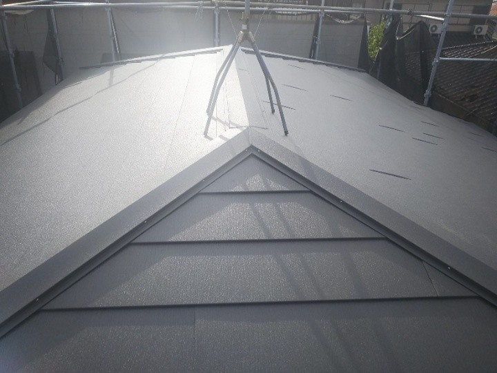 アスベスト含有屋根からスーパーガルテクト金属屋根へ葺き替え工事したお住まい