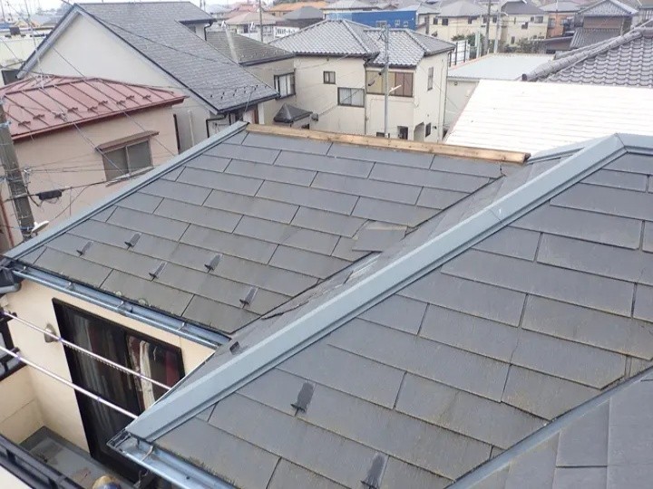 棟付近の全体状況と飛散の痕跡