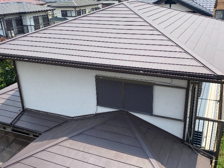 色褪せや苔が目立つスレート屋根にスーパーガルテクトを用いた屋根カバー工事を施工