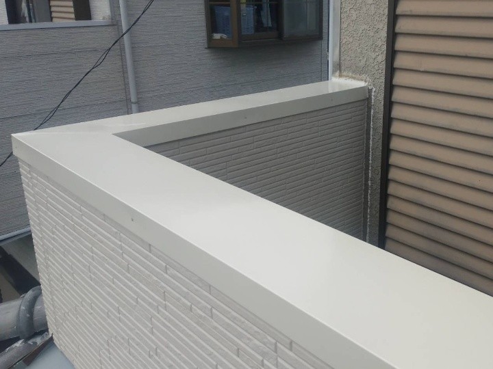 笠木板金の最終仕上げ