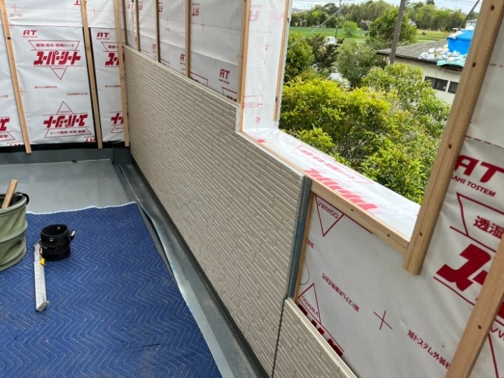 新しい外壁材の設置