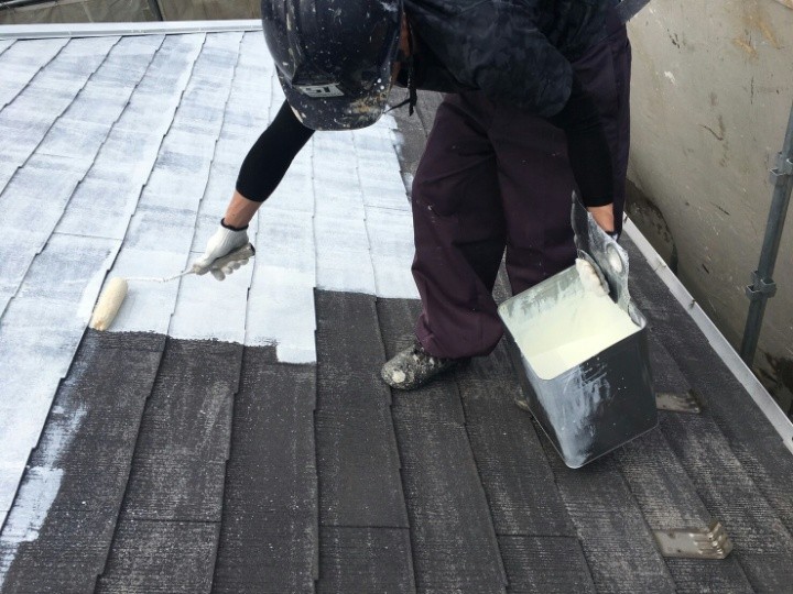 下塗り（白い下塗り材）で下地を均一化