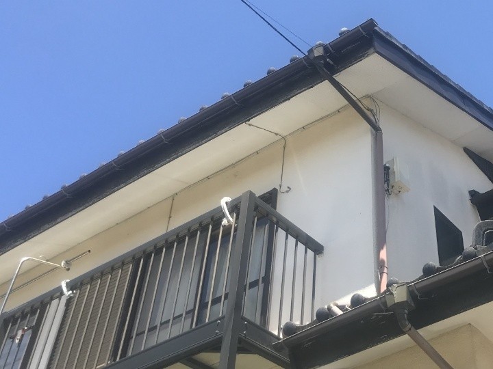 剥がれた軒天をケイカル板で部分交換した後に塗装仕上げで補修工事