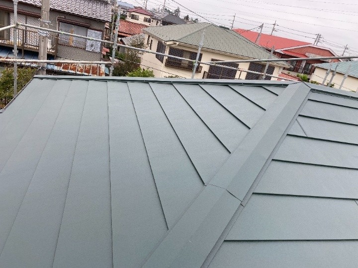 スレート屋根にスーパーガルテクトを用いて屋根カバー工事したお住まい