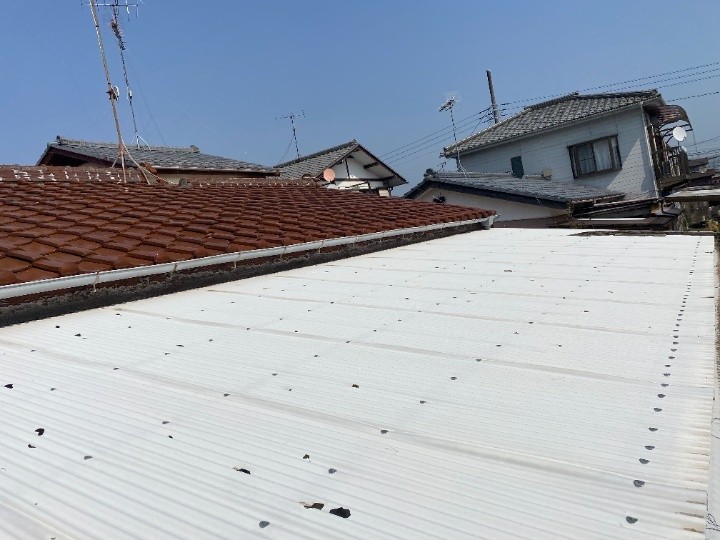 屋根全面に及ぶ劣化と固定釘の浮き
