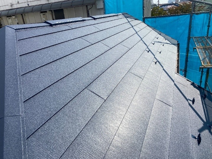 ひび割れが散見したスレート屋根にスーパーガルテクトを採用した屋根カバー工事を施工