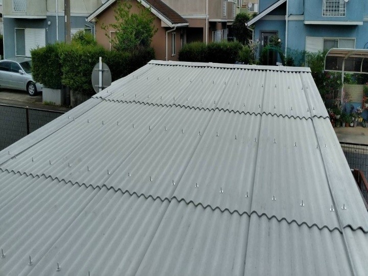 プロパンガス庫の大波スレート屋根へ全面葺き替え工事を行い雨漏り対策と安全性を回復