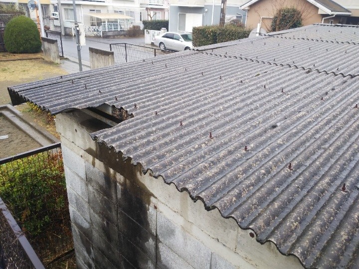 欠けた屋根材と濡れ跡の確認