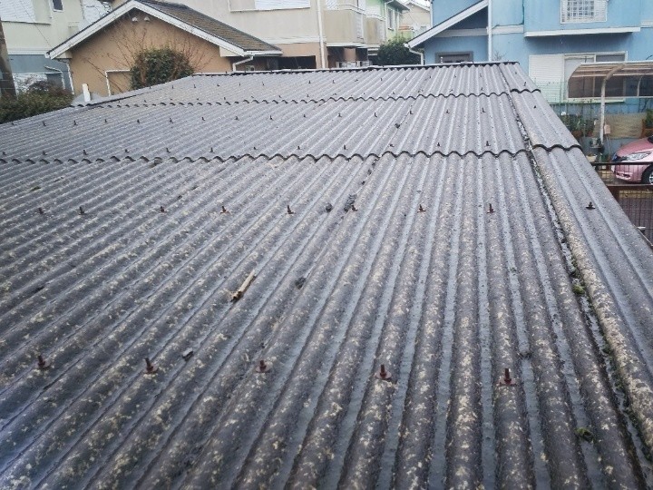 屋根面全体の劣化と固定部の状況