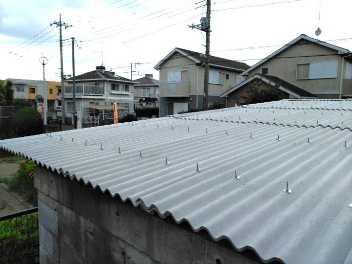 葺き替え工事後のプロパンガス庫（大波スレート屋根）