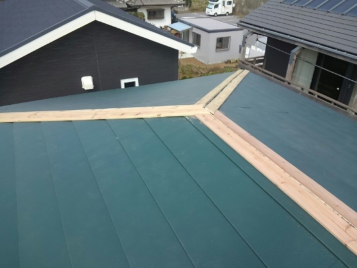 棟下地（貫板）の新設と棟ラインの形成
