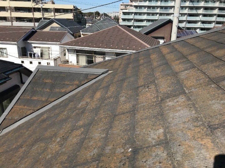 屋根表面の色あせと汚れの進行