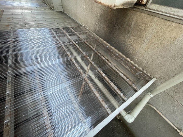 通路屋根ポリカ波板へ部分交換工事を行い美観回復と雨漏り解消