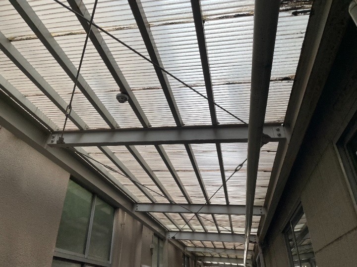 建屋間の通路を覆う波板屋根の全体状況