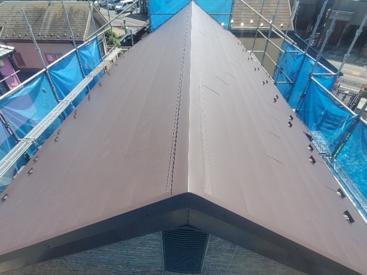 築22年屋根へスーパーガルテクトフッ素（ＳＦブラウン色）を採用した屋根カバー工事を実施