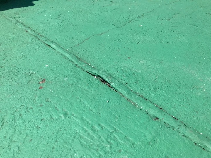目地部の浮きと変形による弱点化