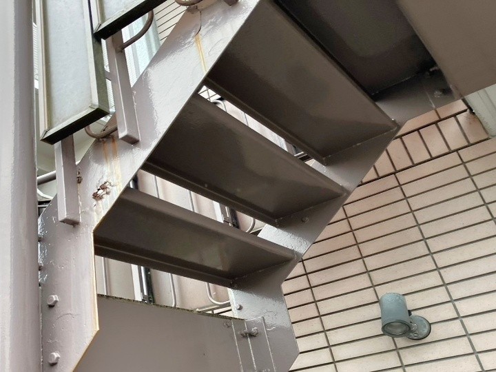 鉄骨階段の外観と錆びの出方を確認