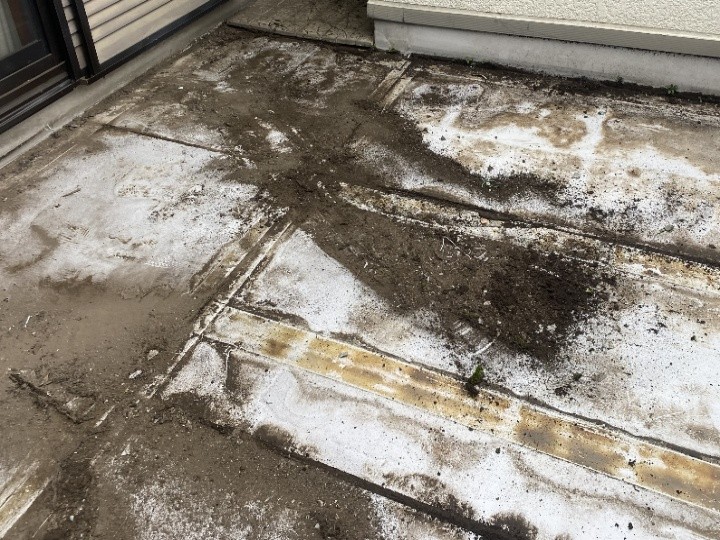 敷石撤去後に見えたシート防水と土の堆積