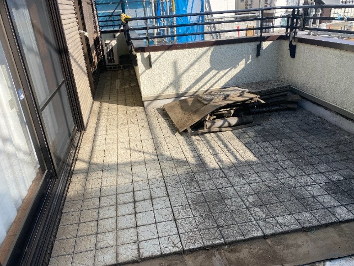 敷石が敷かれたベランダの全体状況