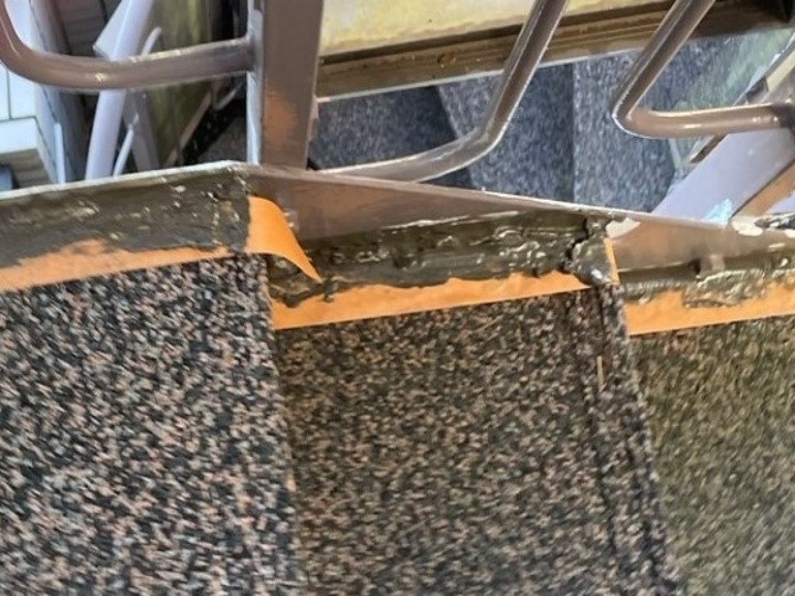 ささらとステップ材の継ぎ目を上から下まで連続補修