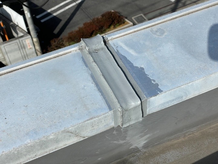 雨漏りした笠木へブリッジ工法によるシーリング補修工事を行い再発防止と防水性強化