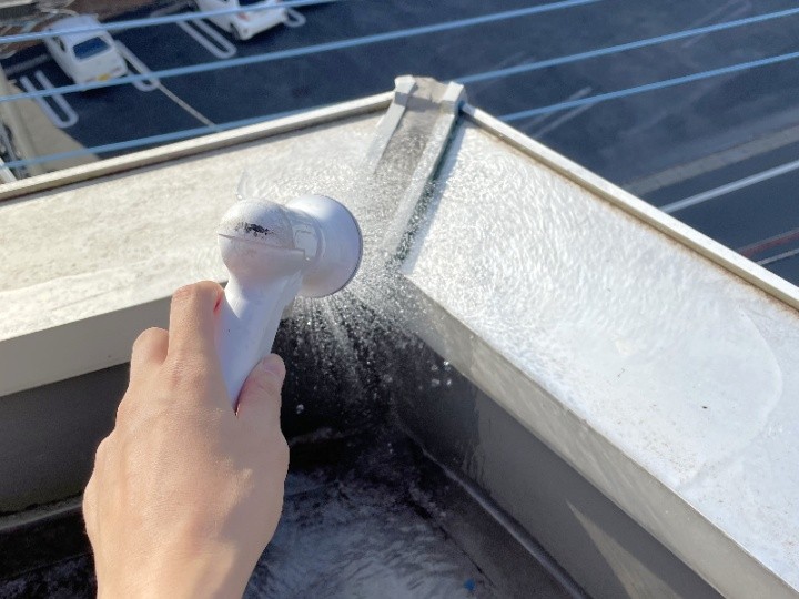 散水調査による浸入口の特定（笠木継ぎ目）