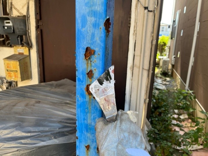 ケレン作業でサビを落とし下地を整える