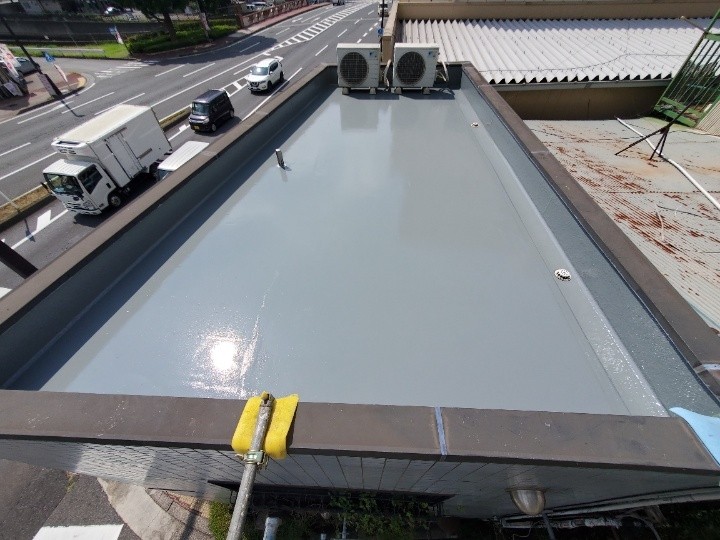 劣化した築25年陸屋根にウレタン塗膜防水通気緩衝工法を施工