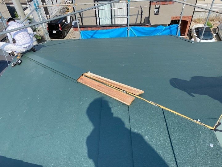 棟板金の取り付けとシーリング処理
