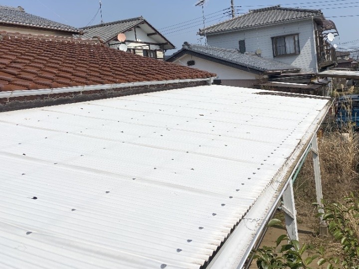 劣化で穴が散見したポリカーボネート波板屋根