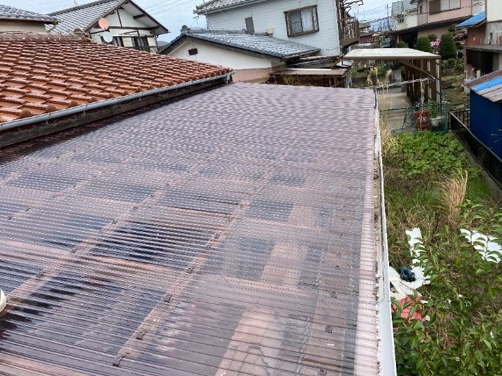 劣化で穴が散見したポリカーボネート波板屋根を新しく交換工事