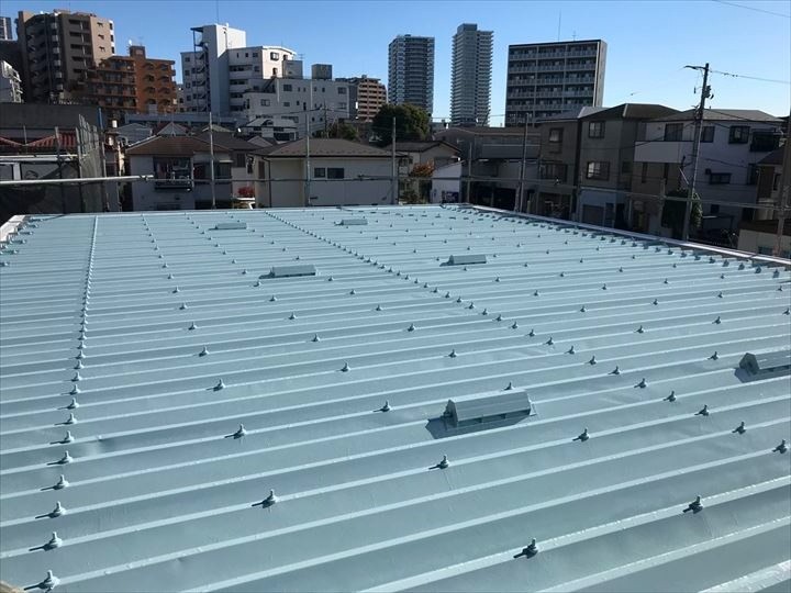 塗装工事後のアパート折板屋根