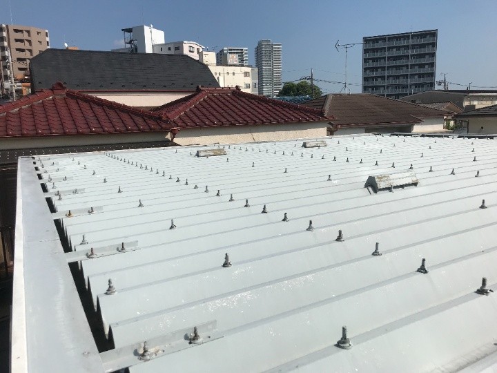 塗装工事前のアパート折板屋根