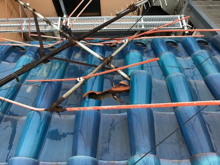 瓦の割れと下地露出につながる損傷の確認