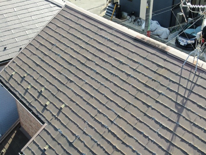 寄棟屋根全体の色あせと経年劣化の広がり