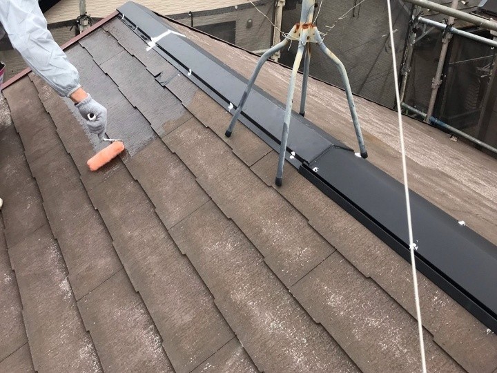 ファイン浸透シーラーで屋根の下塗り作業